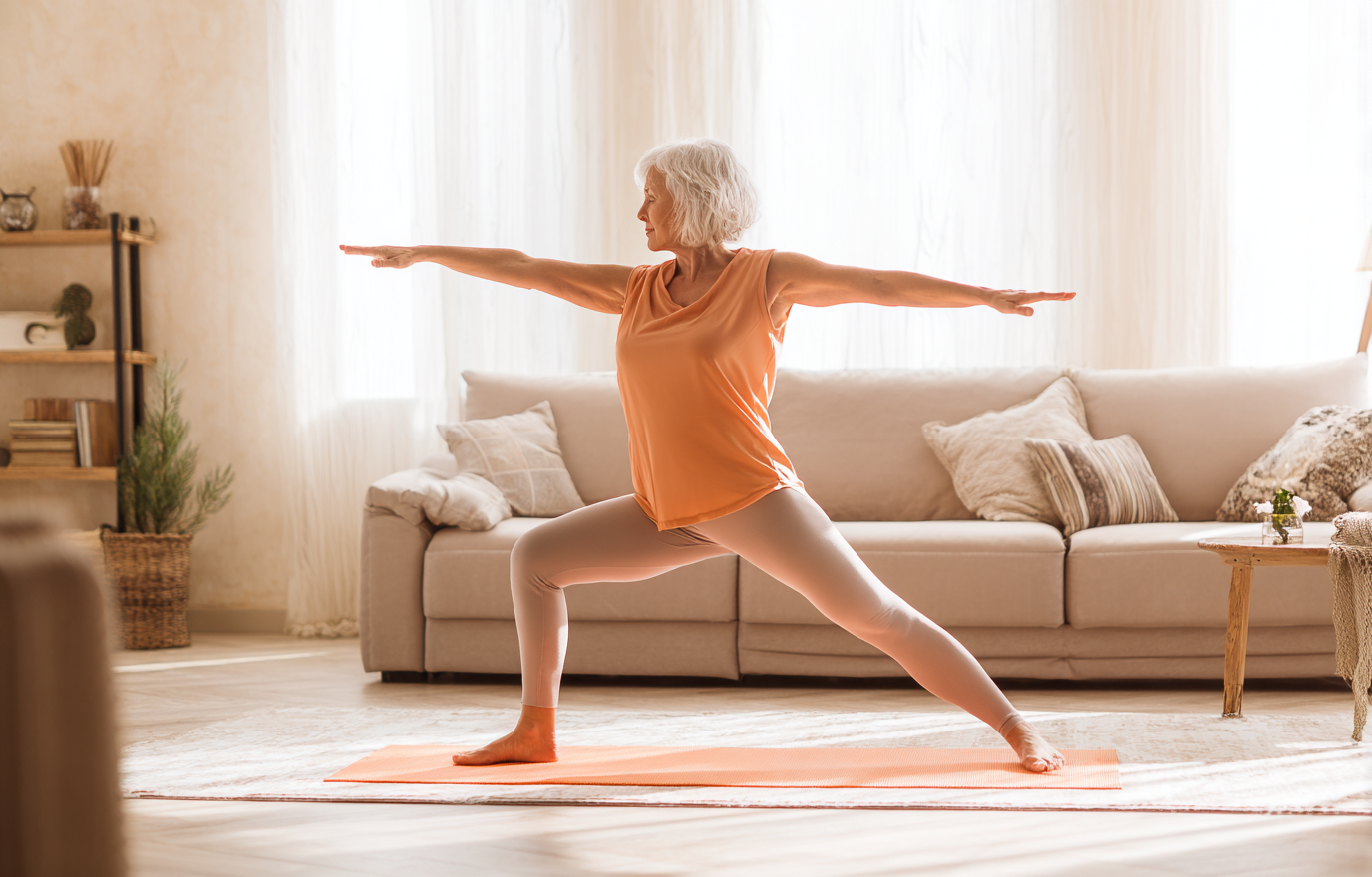 Жінка практикує йогу